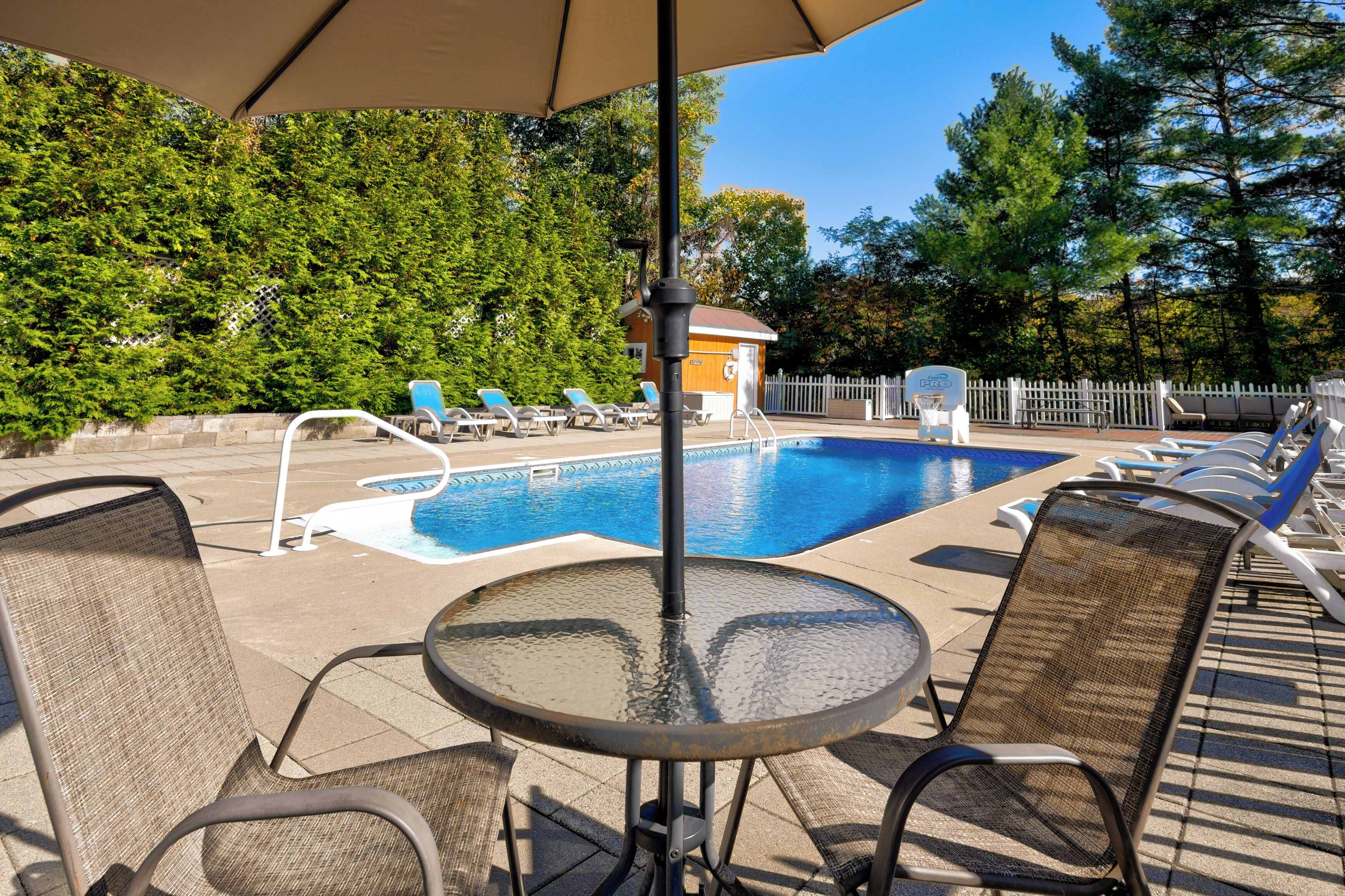 Utomhuspool och uppvärmd pool