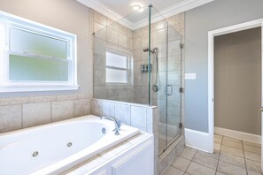 Bañera con ducha, bañera de hidromasaje, secador de pelo, toallas