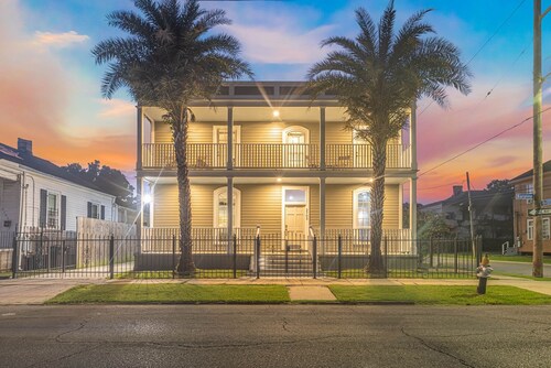 Garden District Upscale Home w/Gated Parking