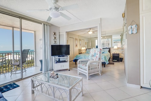 INCREDIBLE VIEWS 10th FLOOR , POOLS AND BALCONY READY