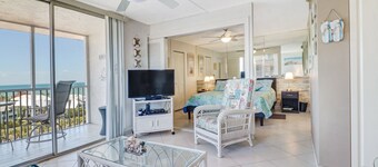 INCREDIBLE VIEWS 10th FLOOR , POOLS AND BALCONY READY