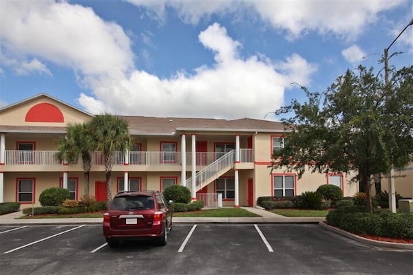 1500 sqft 4 bedroom condo with free parkings