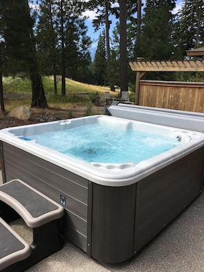 Outdoor spa tub - April weekend specials!! Golf Course home with hot tub and fire pit!! (Cle Elum)
