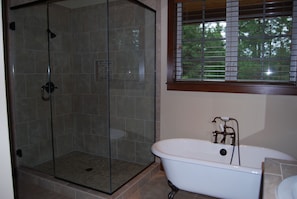 Combined shower/bathtub, hair dryer, towels, soap - April weekend specials!! Golf Course home with hot tub and fire pit!! (Cle Elum)