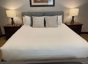 3 bedrooms, iron/ironing board, WiFi, bed sheets - April weekend specials!! Golf Course home with hot tub and fire pit!! (Cle Elum)