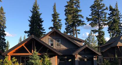 March weekend specials!! Golf Course home with hot tub and fire pit!!