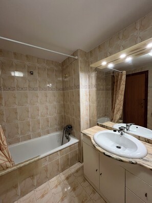 Bathtub, hair dryer, bidet, towels - Valencia: Beautiful Apartment in the beach  (Valencia)
