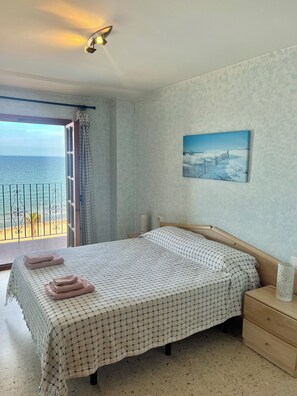 2 bedrooms, iron/ironing board, travel cot, free WiFi - Valencia: Beautiful Apartment in the beach (Valencia)