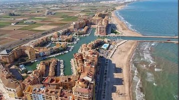 在海滩、沙滩椅