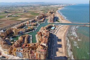 على الشاطئ، كراسي للتشمس