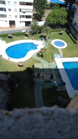 Una piscina al aire libre