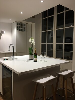 Kühlschrank, Mikrowelle, Ofen, Herdplatte