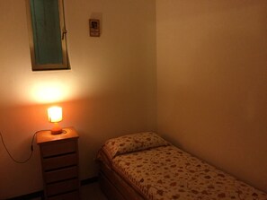 4 habitaciones y tabla de planchar con plancha