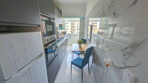 Frigorifero, microonde, forno, piano cottura