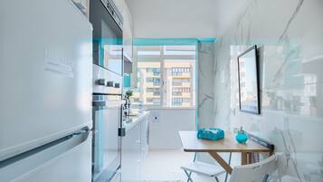 冰箱、微波炉、烤箱、炉灶