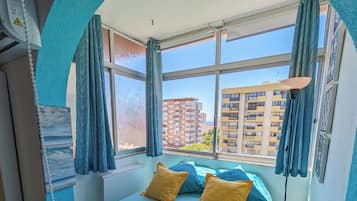 1 多间卧室、客房内保险箱、办公桌、隔音