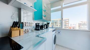 冰箱、微波炉、烤箱、炉灶