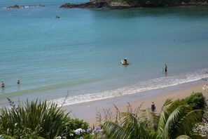 En la playa y camastros 