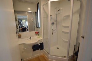Een douche, milieuvriendelijke toiletartikelen, een haardroger