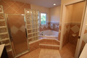 Duschwanne, Haartrockner, Handtücher