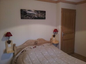 2 bedrooms, bed sheets