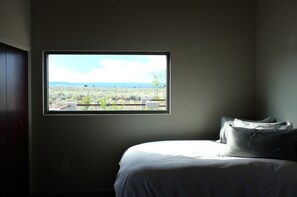 3 bedrooms, free WiFi, bed sheets, wheelchair access - You will never want to leave.  Enjoy every moment. (Rancho De Taos)