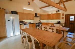 Private kitchen - The Cotswold Manor Grange, Exclusive Hot Tub, Games Barn, 70 acres of Parkland (Bampton)