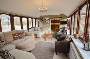 Living area - The Cotswold Manor Grange, Exclusive Hot Tub, Games Barn, 70 acres of Parkland (Bampton)