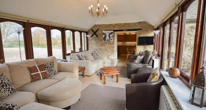 The Cotswold Manor Grange, Exclusive Hot Tub, Games Barn, 70 acres of Parkland