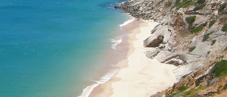 Una spiaggia nelle vicinanze