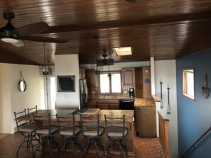 Refrigerador, microondas, lavavajillas y cafetera y tetera 