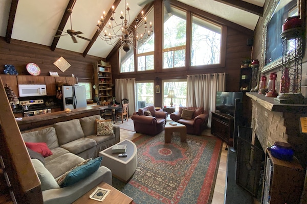 Televisión y chimenea