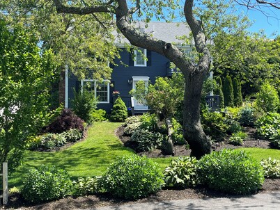 Elegant and Beautiful 3 Bedroom unit in West End. Three cars parking - tandem