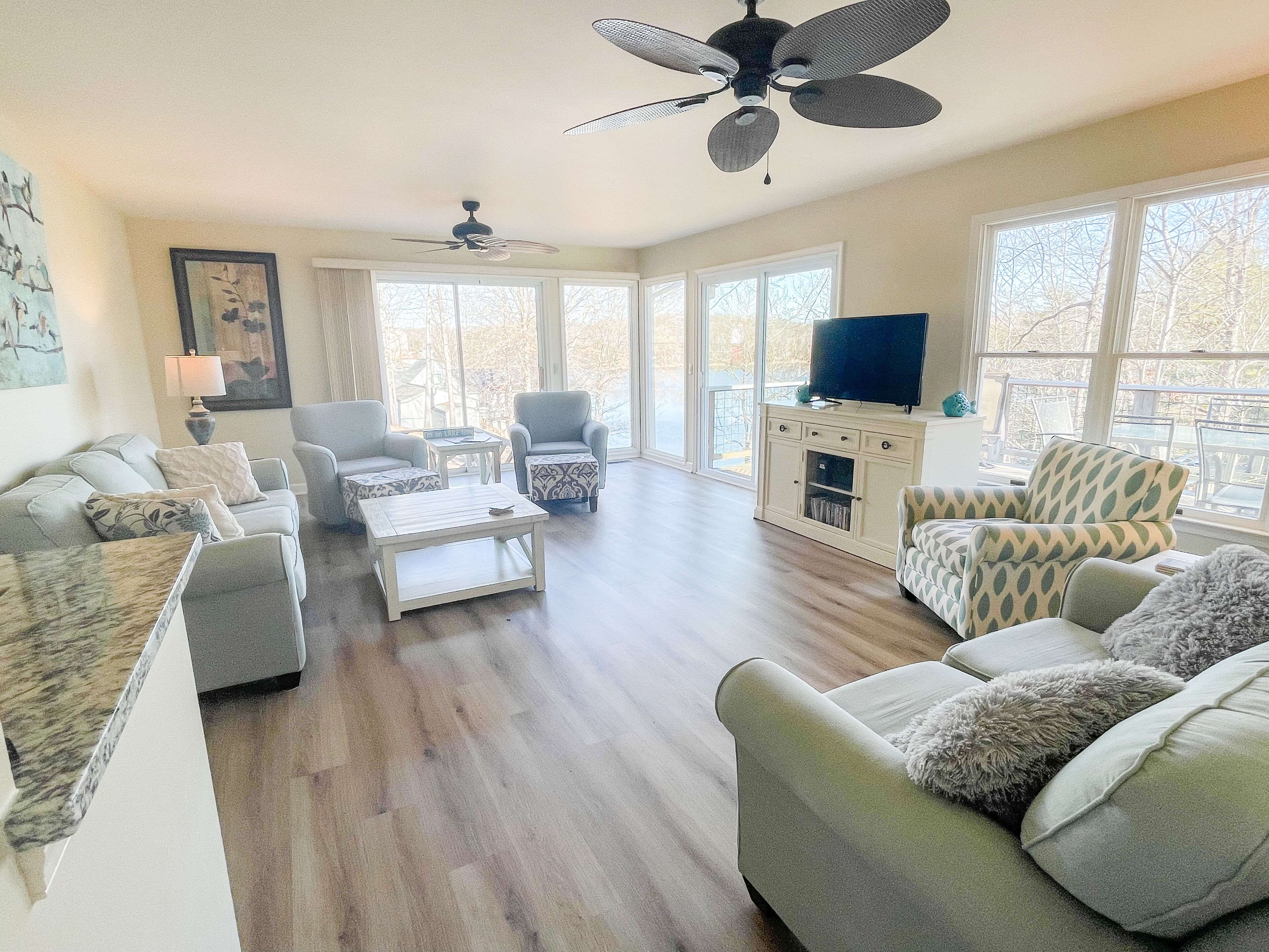 Lakefront Quiet Cove.  Rents Sun to Sun in the Summer. Kayaks/Paddleboards.