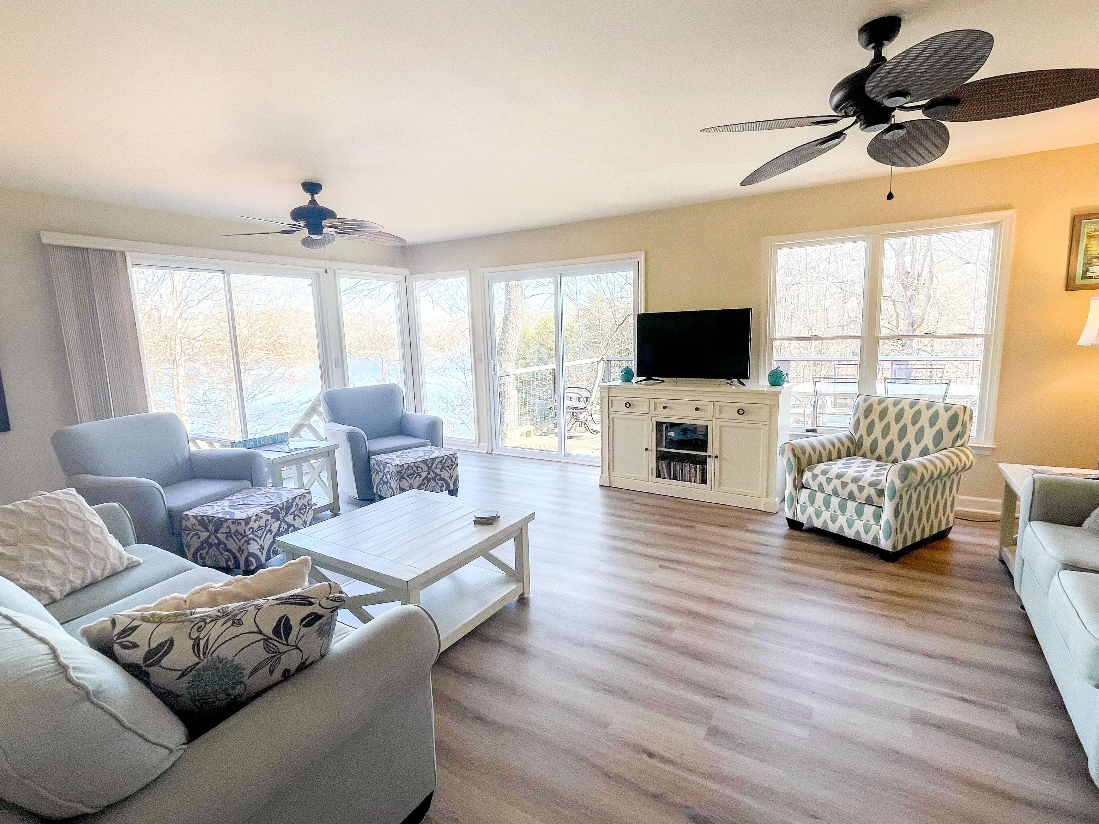 Lakefront Quiet Cove.  Rents Sun to Sun in the Summer. Kayaks/Paddleboards.