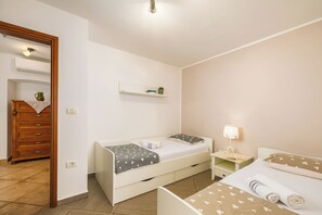 2 bedrooms, free WiFi, bed sheets - Authentic Istrian House - Family Apartment with saltwater pool - near Kamenjak (Pula)