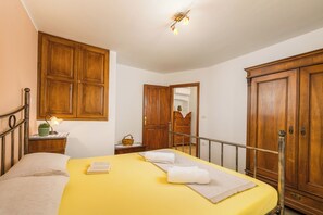 2 bedrooms, WiFi (free), bed sheets