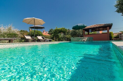 Authentic Istrian House - Family Apartment with saltwater pool - near Kamenjak