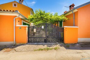 Property grounds - Authentic Istrian House - Family Apartment with saltwater pool - near Kamenjak (Pula)
