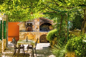 Outdoor dining - Authentic Istrian House - Family Apartment with saltwater pool - near Kamenjak (Pula)