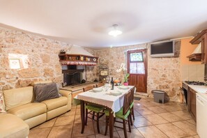 Fernseher, Kamin, Bücher