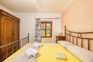2 bedrooms, free WiFi, bed sheets - Authentic Istrian House - Family Apartment with saltwater pool - near Kamenjak (Pula)