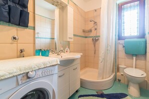 Combined shower/tub, hair dryer, bidet, towels