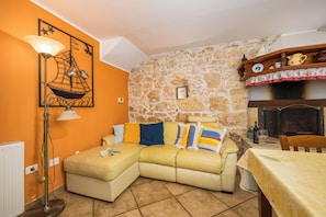 TV, fireplace, books - Authentic Istrian House - Family Apartment with saltwater pool - near Kamenjak (Pula)