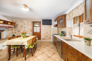 Coffee/tea maker, fridge, microwave, oven