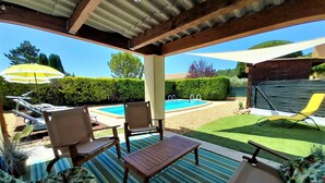A covered patio area with a pool, lounge chairs, and a table. - House / Villa - Mormoiron with garden and swimming pool (Mormoiron)