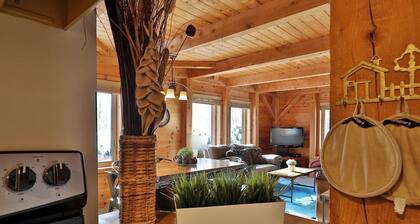 Killington Cabin - Left Unit: Great for families, Cozy, Close to Mountain. Hot Tub. Wood Stove.