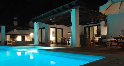 Los Helechos, Charming villa, pool with hydromassage and a large covered terrace