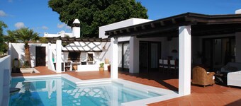 Los Helechos, Charming villa, pool with hydromassage and a large covered terrace