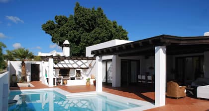 Los Helechos, Charming villa, pool with hydromassage and a large covered terrace